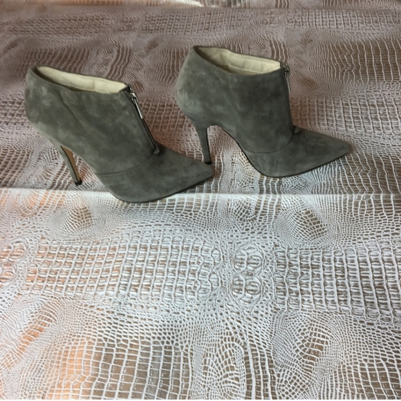 Aldo Shoes - Aldo suede ankle bootie w/zipper size 8